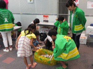 大宰府地域のお菓子つりコーナー（100円）、委員の子どももお手伝い